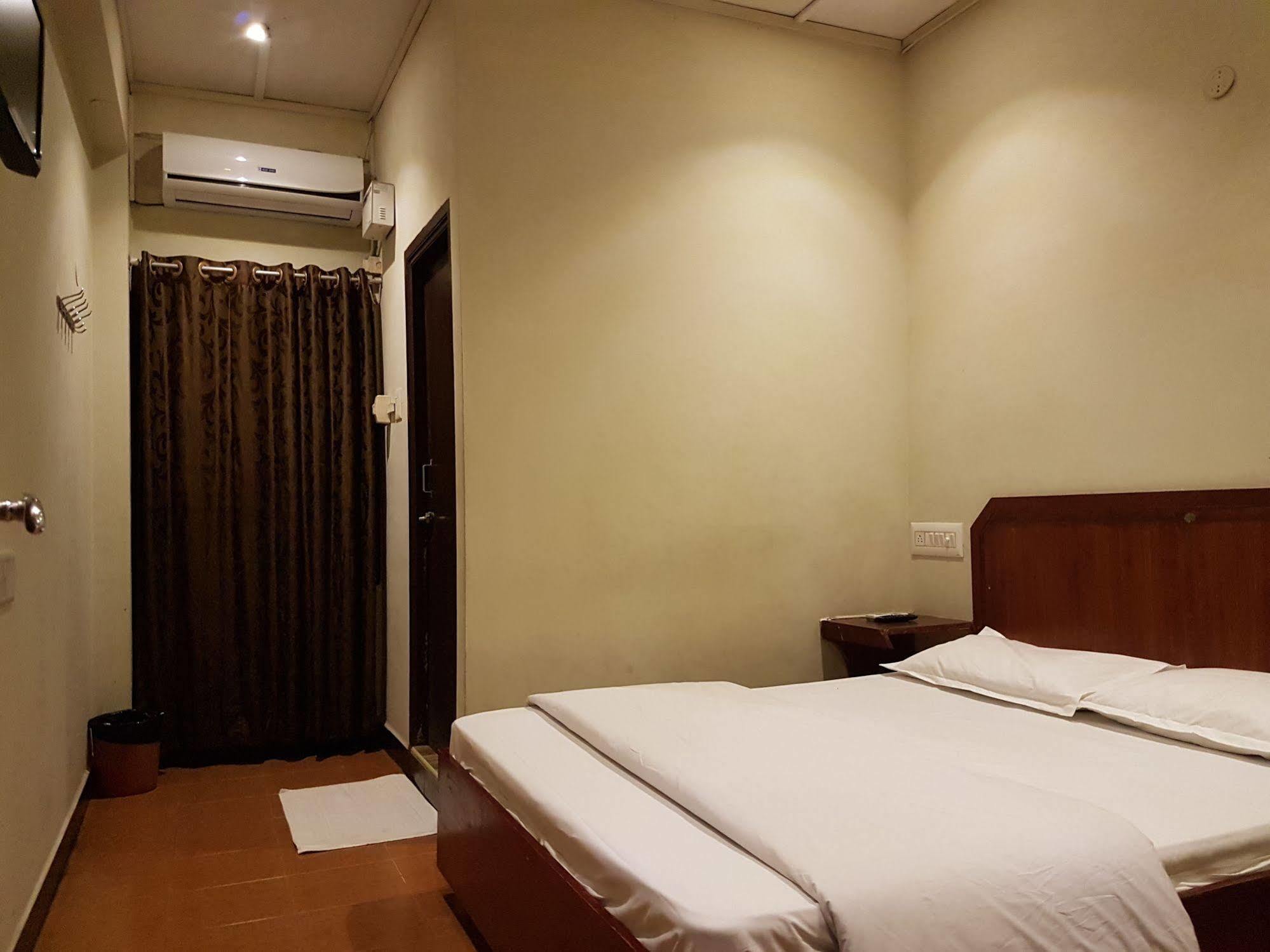Deluxe Hotel เชนไน ภายนอก รูปภาพ