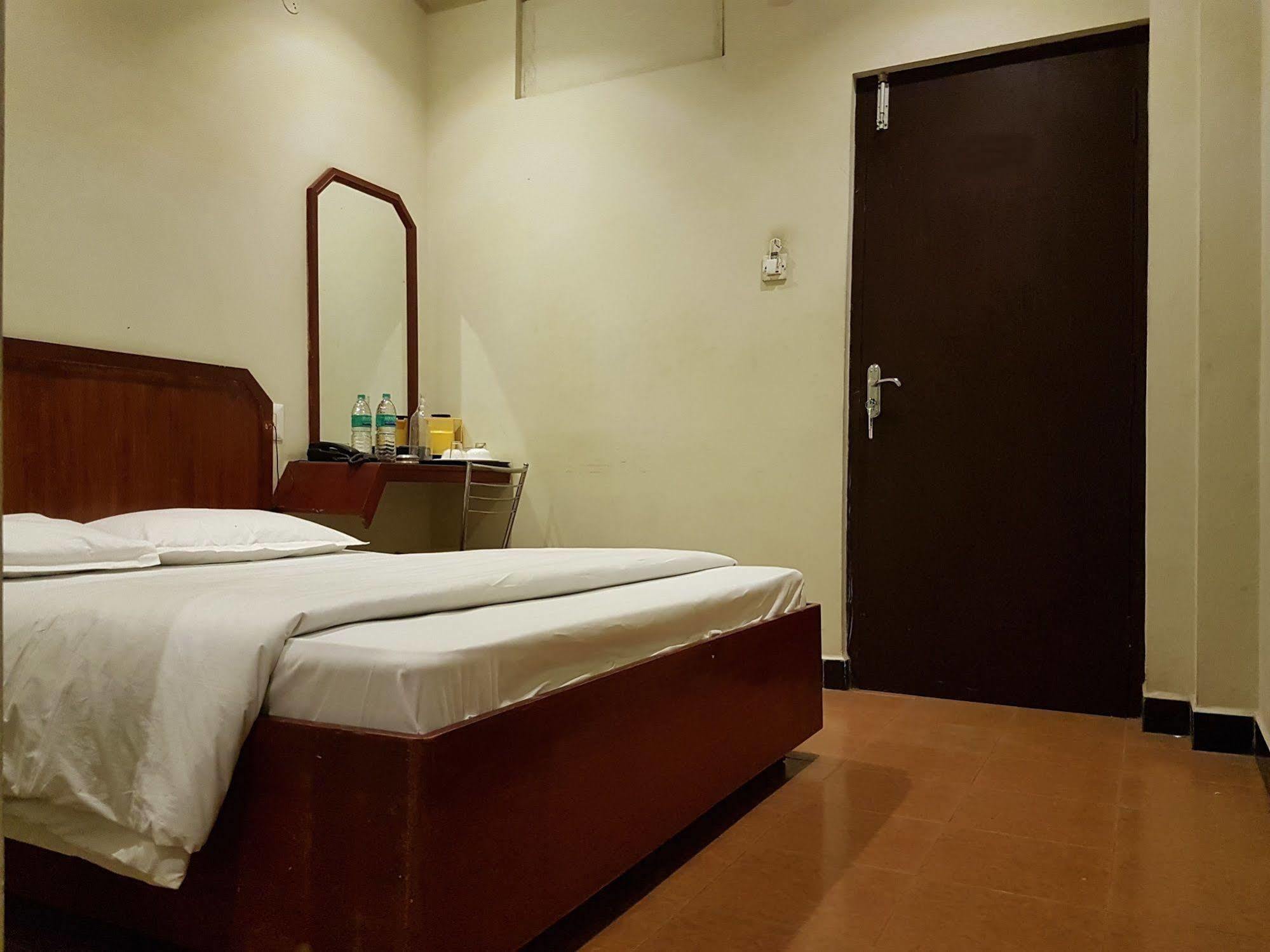Deluxe Hotel เชนไน ภายนอก รูปภาพ