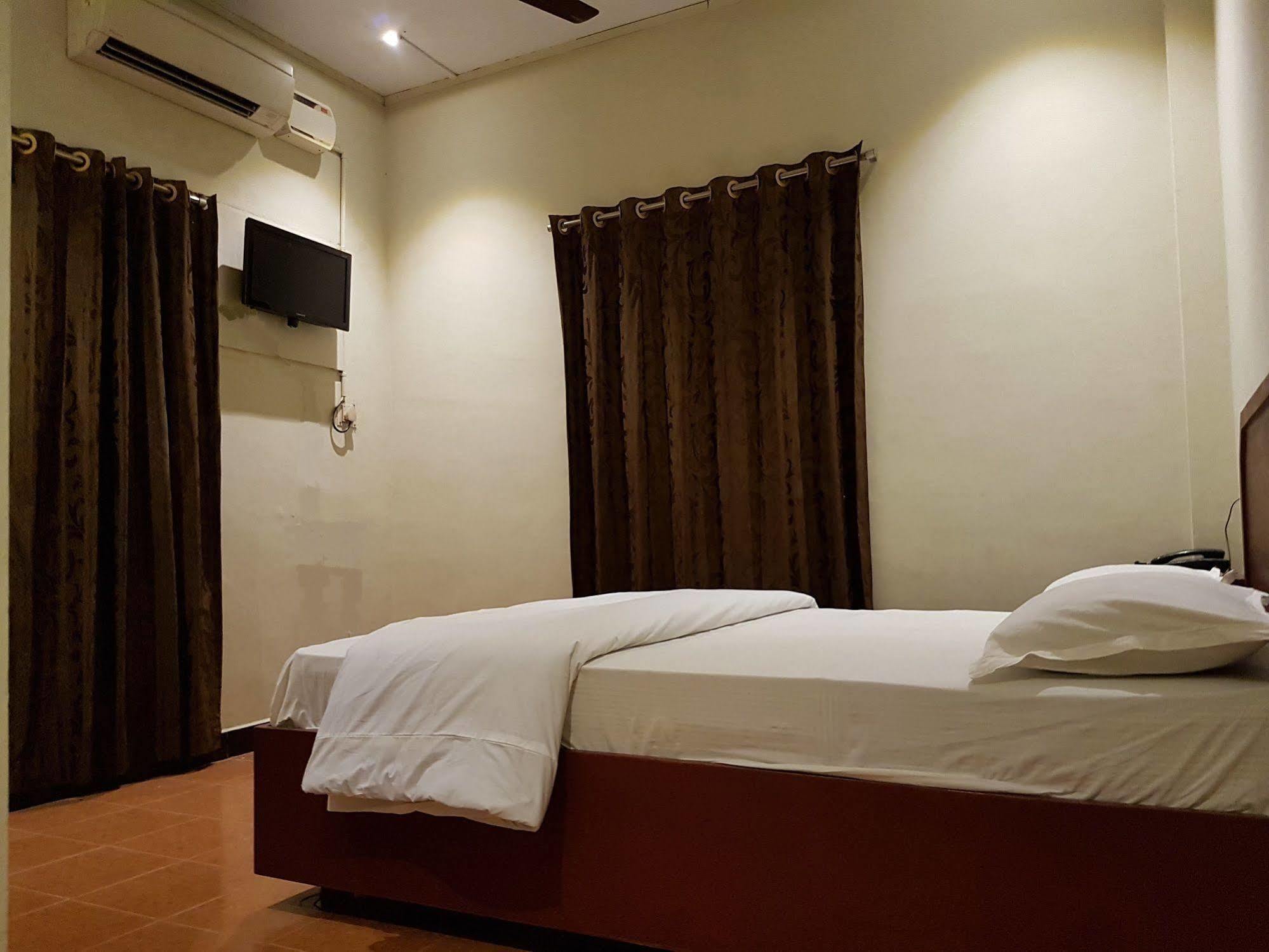 Deluxe Hotel เชนไน ภายนอก รูปภาพ