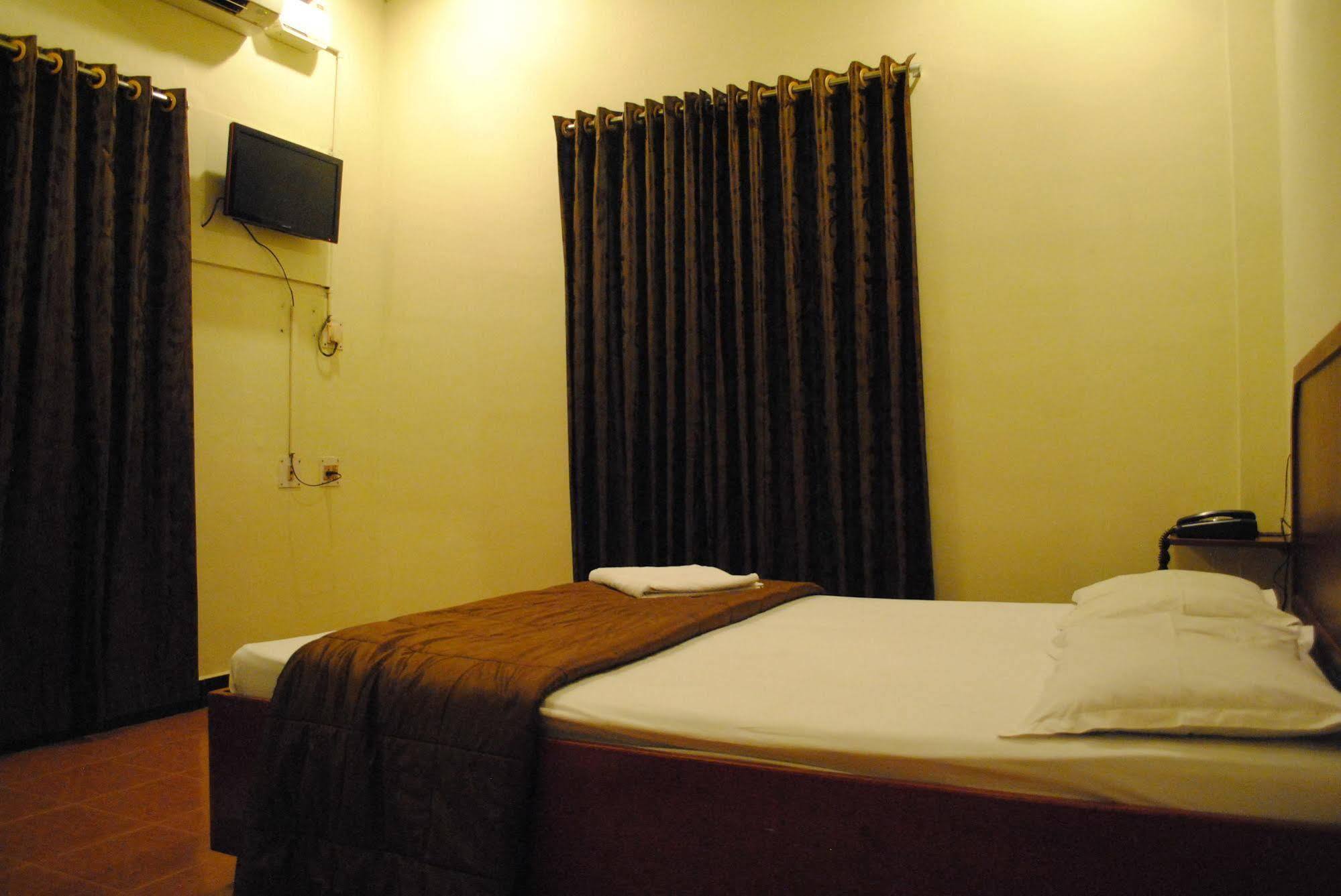 Deluxe Hotel เชนไน ภายนอก รูปภาพ